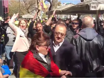 Enfrentamiento entre simpatizantes de Vox e independentistas Enfrentamiento entre simpatizantes de Vox e independentistas