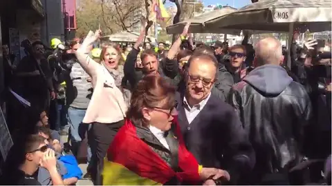 Enfrentamiento entre simpatizantes de Vox e independentistas Enfrentamiento entre simpatizantes de Vox e independentistas