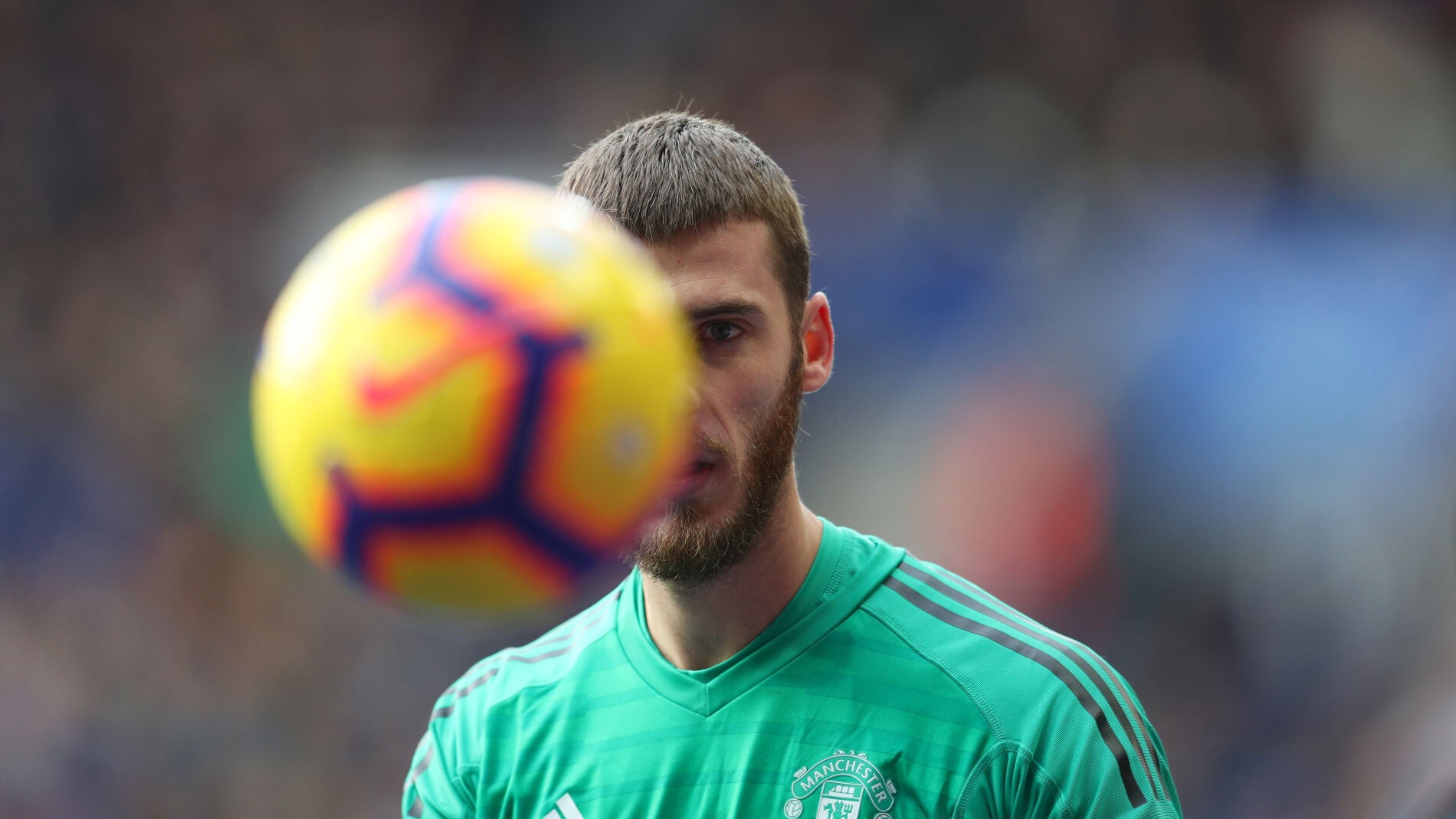 David de Gea mira al bal&oacute;n durante un partido