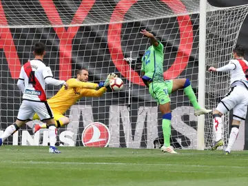 Pau López ataja un tiro de Raúl de Tomás Pau López ataja un tiro de Raúl de Tomás