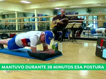 Un hombre de 71 años bate el récord Guinness de plancha abdominal Un hombre de 71 años bate el récord Guinness de plancha abdominal