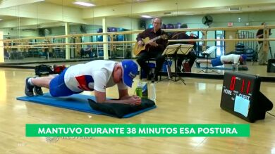 Un hombre de 71 años bate el récord Guinness de plancha abdominal