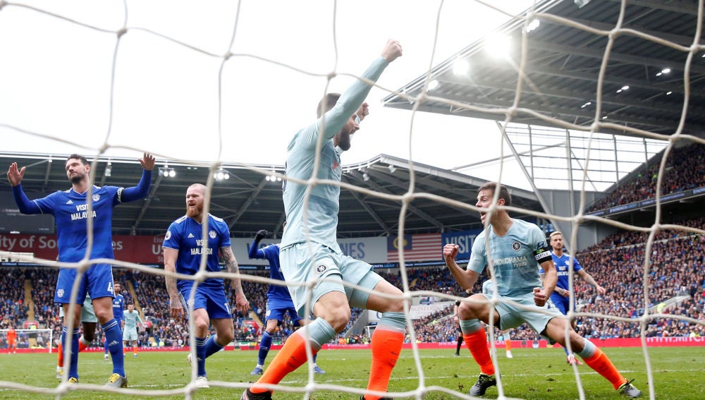 Los jugadores del Chelsea celebran el gol de Azpilicueta