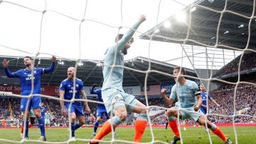 Los jugadores del Chelsea celebran el gol de Azpilicueta