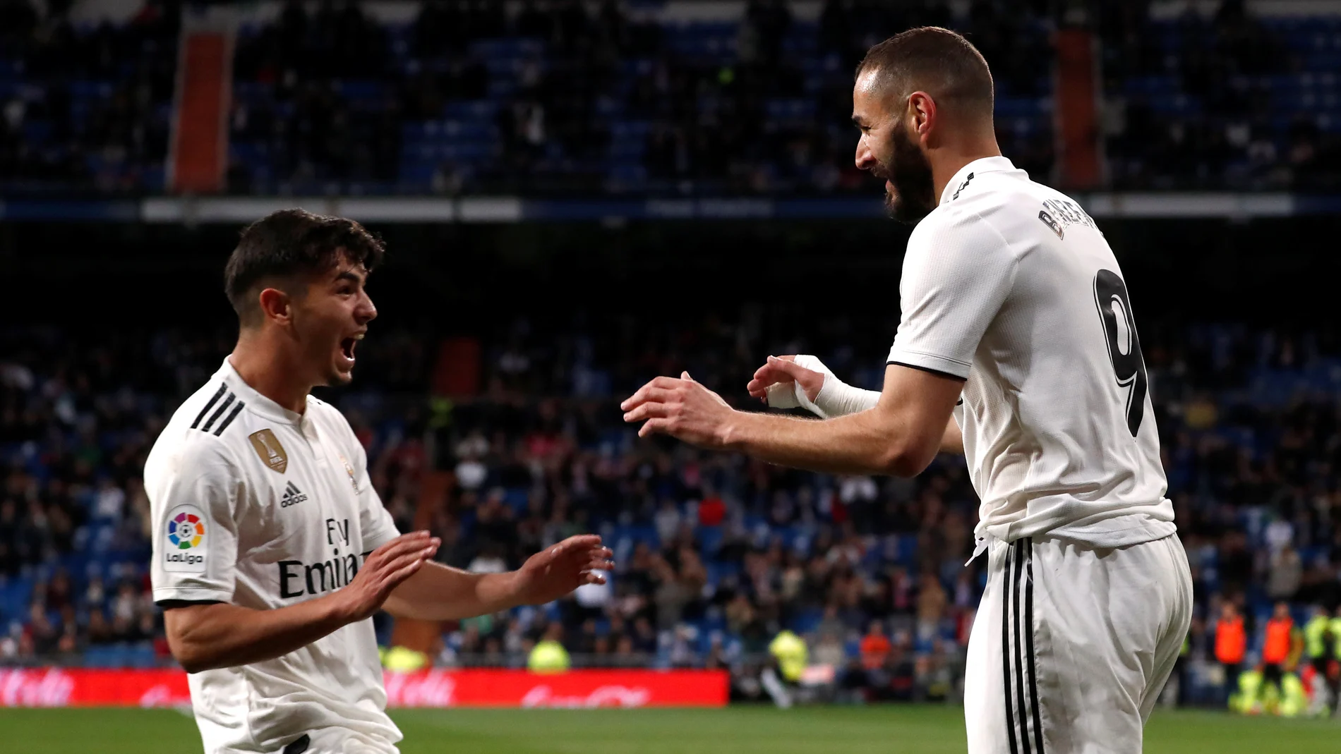 Brahim Díaz celebra con Benzema uno de sus goles contra el Huesca Brahim Díaz celebra con Benzema uno de sus goles contra el Huesca
