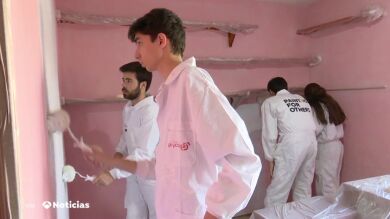Cientos de jóvenes voluntarios pintan las casas de personas sin recursos: 