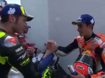 Rossi y Márquez se dan la mano tras el GP de Argentina