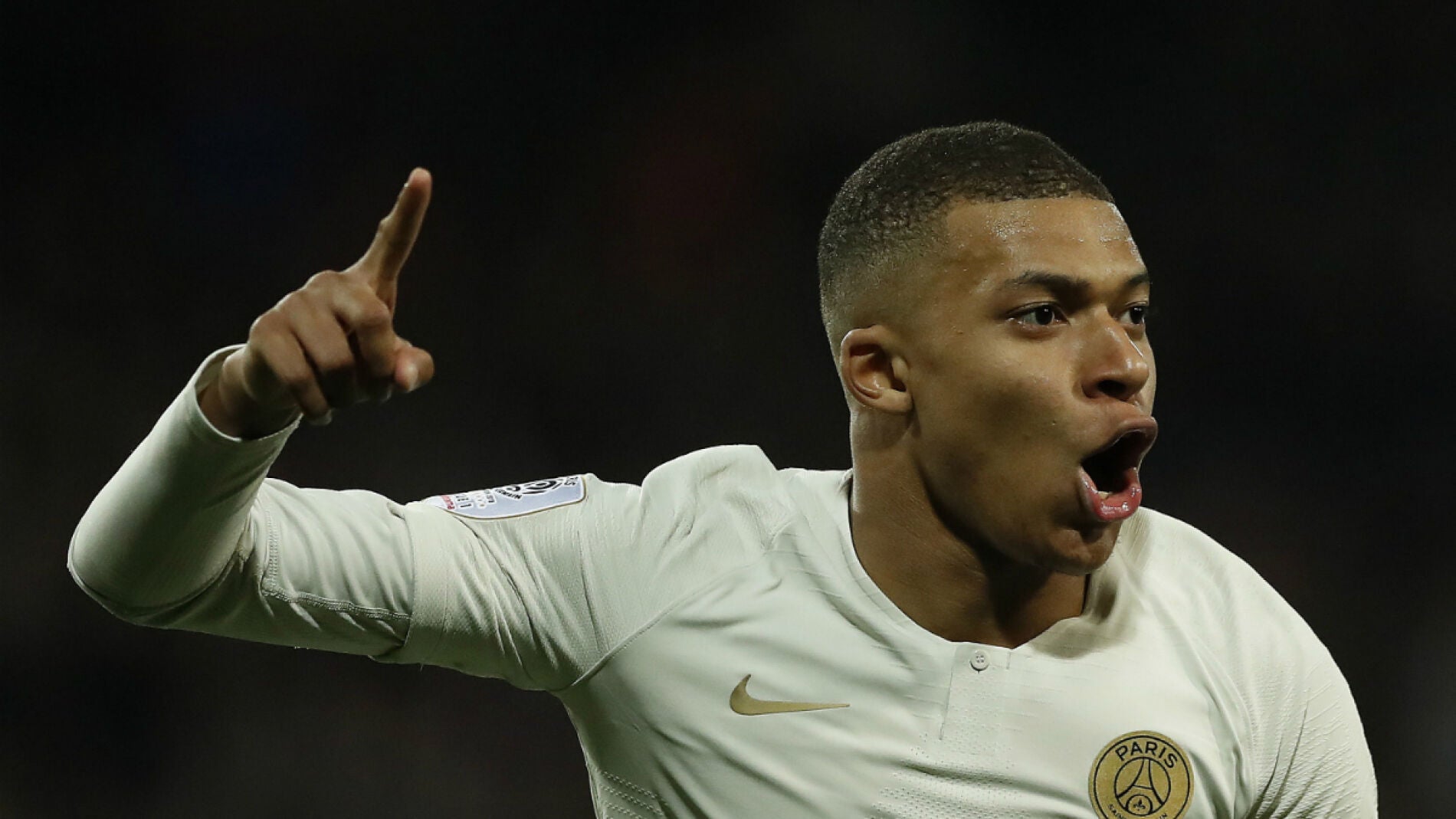 Mbapp&eacute; celebra un gol