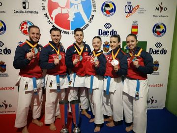 Los campeones de Europa de kata posan con sus medallas