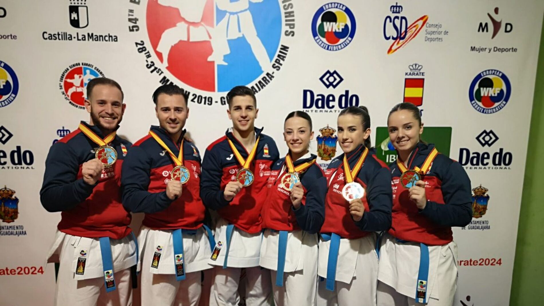 Los campeones de Europa de kata posan con sus medallas