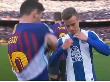 Messi y Pedrosa se cambian las camisetas Messi y Pedrosa se cambian las camisetas