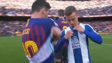 Adrián Pedrosa, amenazado e insultado por cambiarse la camiseta con Messi tras el derbi contra el Barcelona