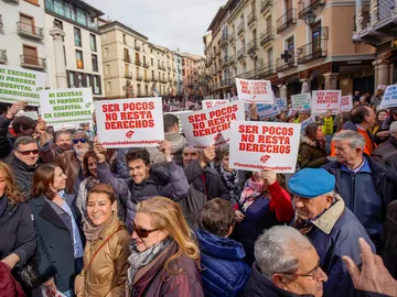 Noticias de la mañana (01-04-19) La 'España vaciada' se traslada al centro de Madrid para exigir más inversión en el mundo rural. Noticias de la mañana (01-04-19) La 'España vaciada' se traslada al centro de Madrid para exigir más inversión en el mundo rural.