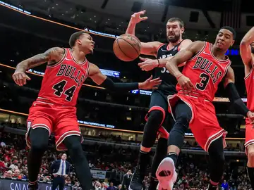Marc Gasol pelea por un rebote contra los Bulls Marc Gasol pelea por un rebote contra los Bulls