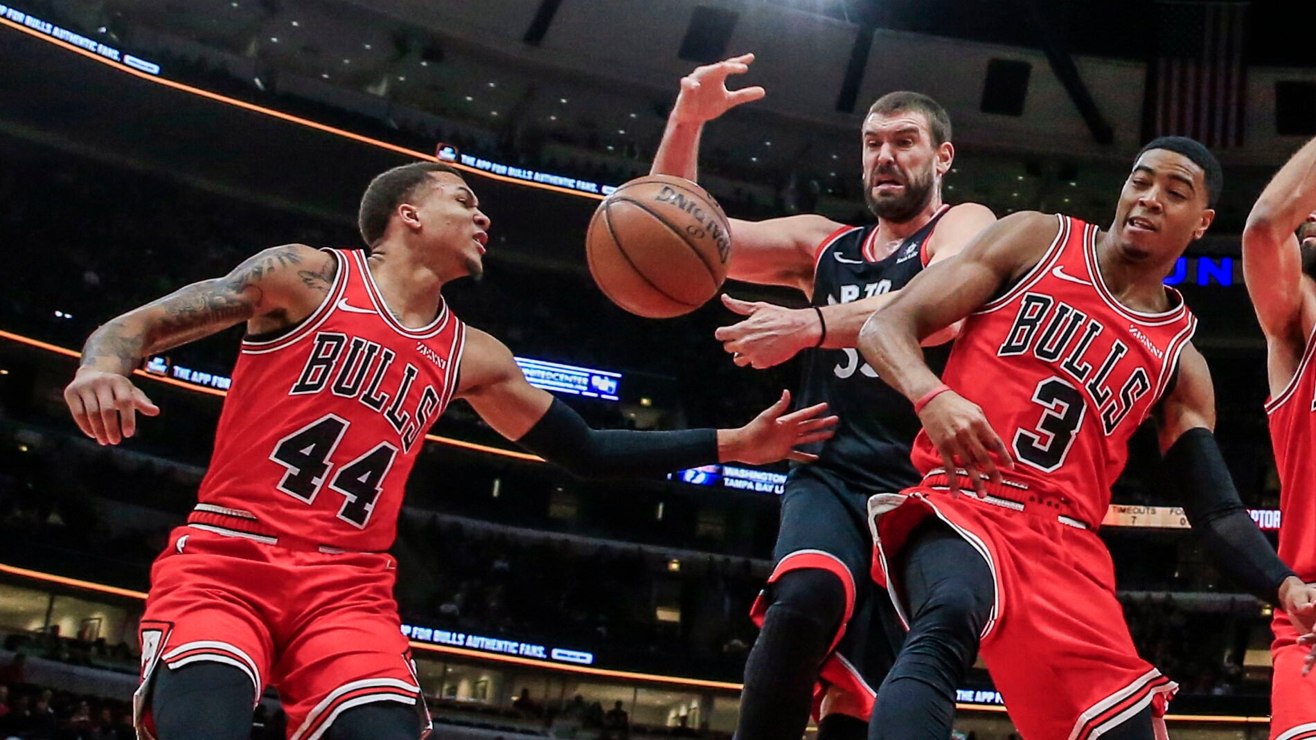 Marc Gasol pelea por un rebote contra los Bulls