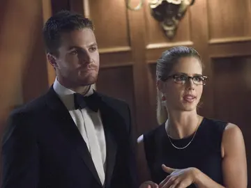 Emily Bett Rickards y Stephen Amell en 'Arrow Emily Bett Rickards y Stephen Amell en 'Arrow