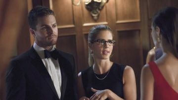 Emily Bett Rickards y Stephen Amell en 'Arrow
