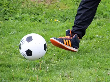 Un niño con un balón Un niño con un balón