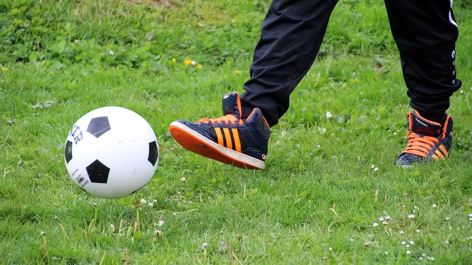 Un niño con un balón Un niño con un balón