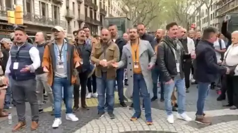 Homenaje de una comparsa en Las Ramblas Homenaje de una comparsa en Las Ramblas