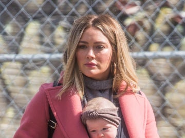 Hilary Duff lleva a su bebé a modo 'canguro'