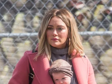 Hilary Duff lleva a su bebé a modo 'canguro' Hilary Duff lleva a su bebé a modo 'canguro'