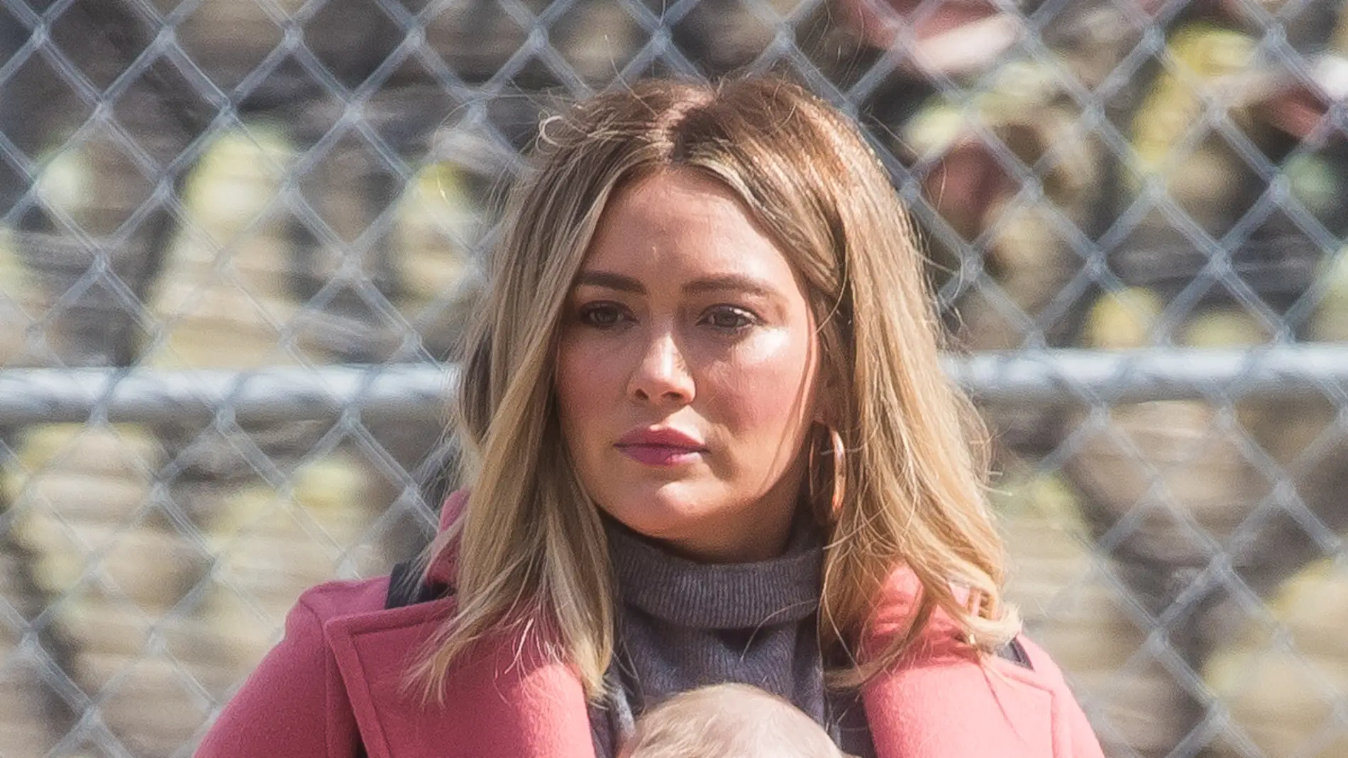 Hilary Duff lleva a su bebé a modo 'canguro'