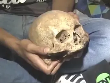 Un hincha argentino desentierra el cráneo de su abuelo Un hincha argentino desentierra el cráneo de su abuelo