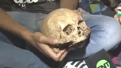 Un hincha argentino desentierra el cráneo de su abuelo Un hincha argentino desentierra el cráneo de su abuelo