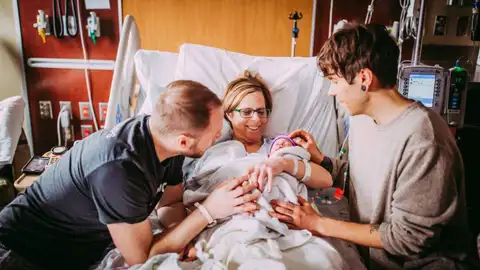 Cecile junto a su nieta, su hijo y el marido de éste Cecile junto a su nieta, su hijo y el marido de éste