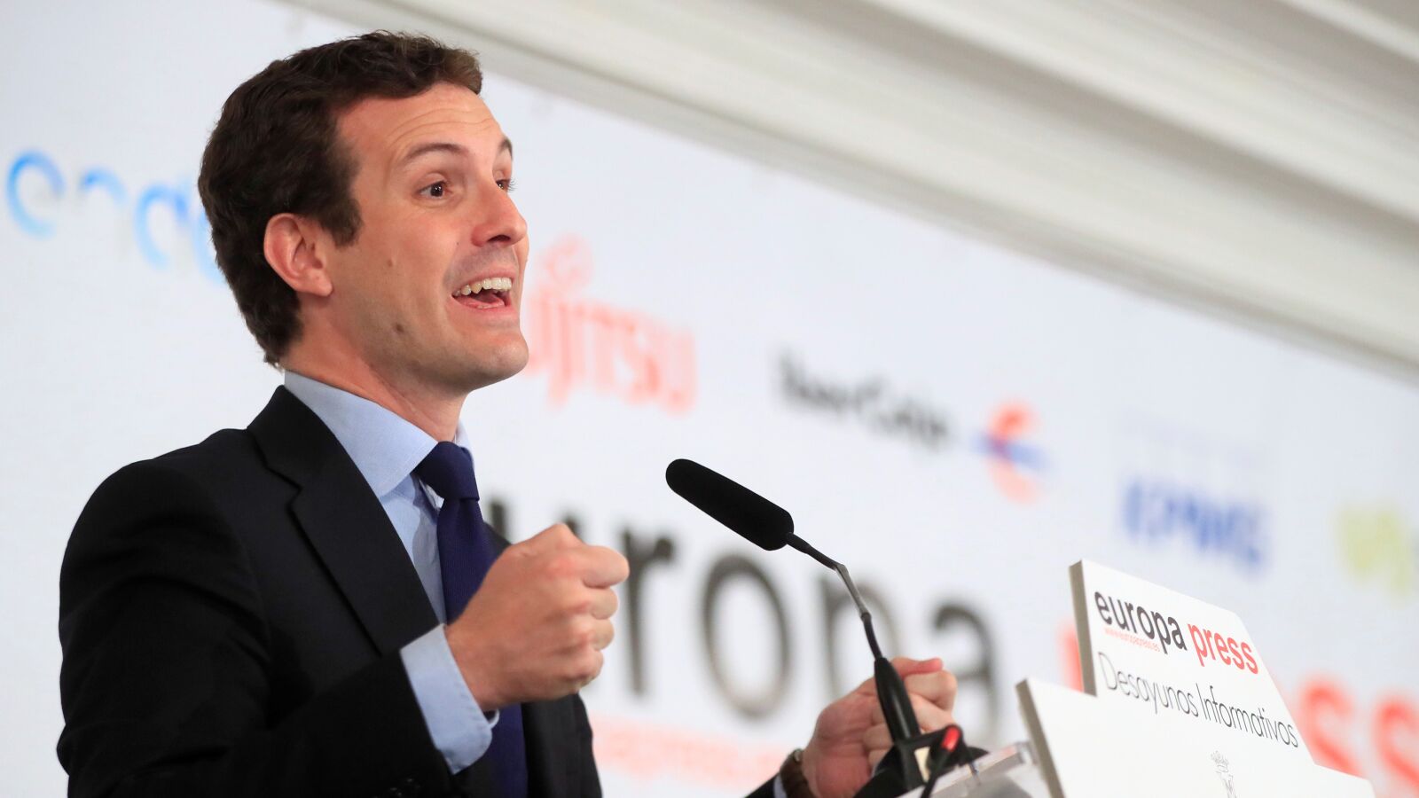 Las pensiones centran la polémica en la precampaña electoral y enfrentan a Sánchez y a Casado