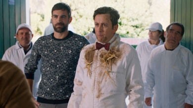 Iñaki y Cristóbal viajan a Castrofidel mientras que en la clínica, Carmen tiene que hacer despidos