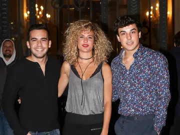 Óscar Casas junto a sus hermanos Sheila y Christian Óscar Casas junto a sus hermanos Sheila y Christian