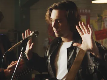 Robert conoce al grupo con el que tocará su primer sencillo Robert conoce al grupo con el que tocará su primer sencillo