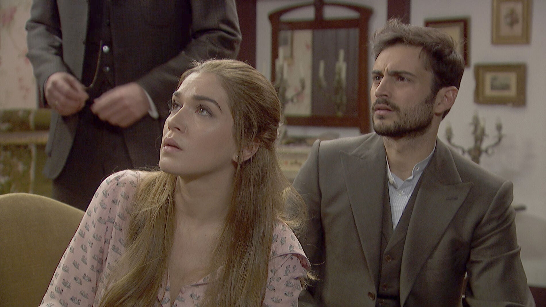 Adela, a Julieta y Sa&uacute;l: "No os pod&eacute;is marchar de Puente Viejo"