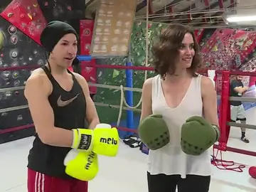 Isabel Díaz Ayuso se sube al ring junto a la campeona de Europa, Miriam Gutiérrez Isabel Díaz Ayuso se sube al ring junto a la campeona de Europa, Miriam Gutiérrez