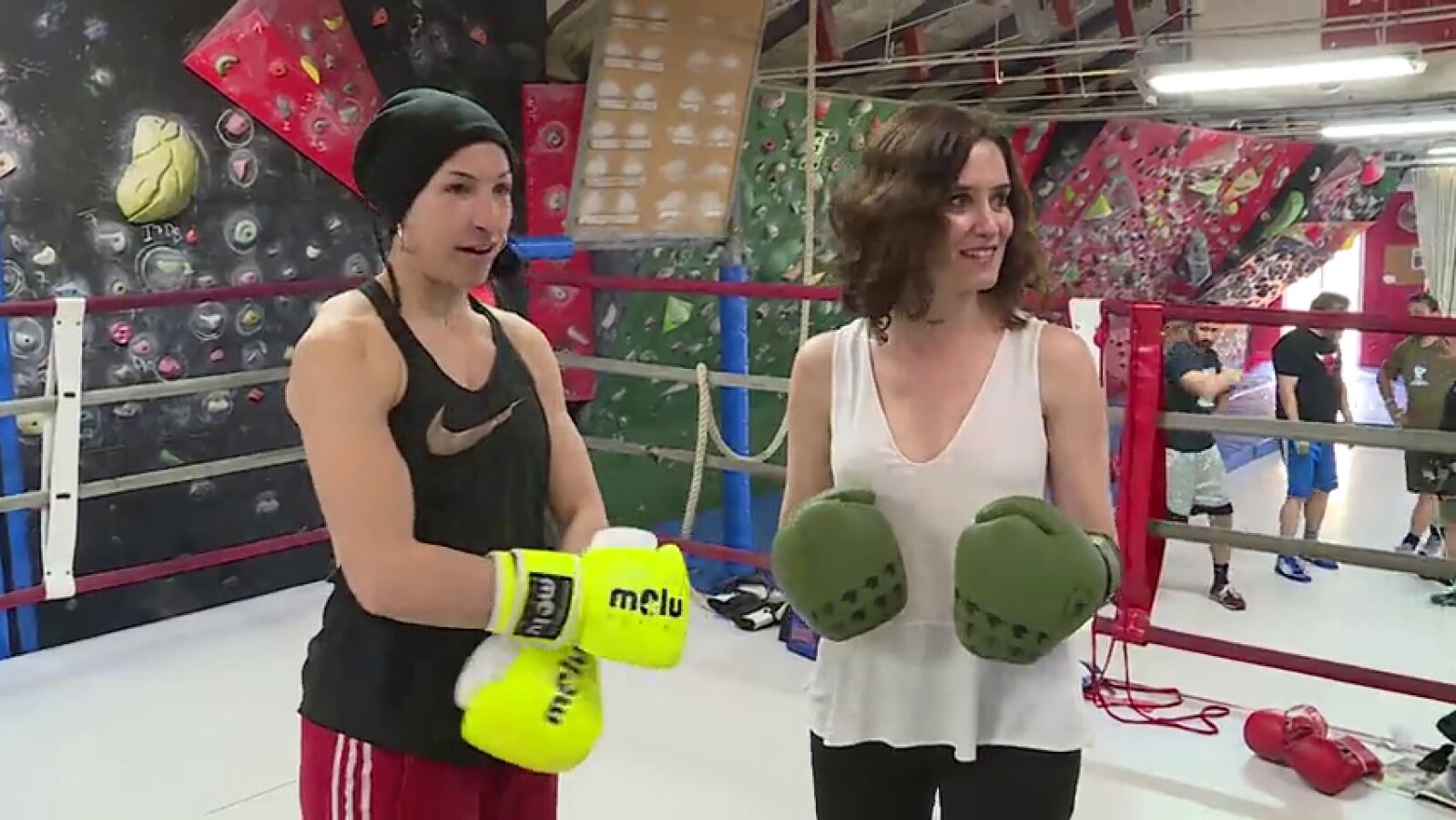 Isabel Díaz Ayuso se sube al ring junto a la campeona de Europa de boxeo, Miriam Gutiérrez