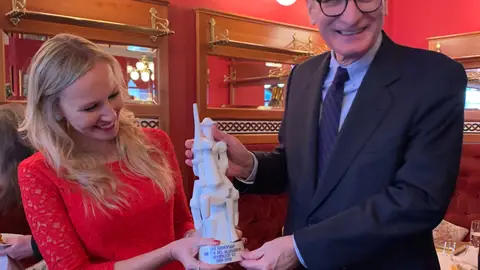 Antena 3 Noticias, premiado por su labor en Estados Unidos Antena 3 Noticias, premiado por su labor en Estados Unidos