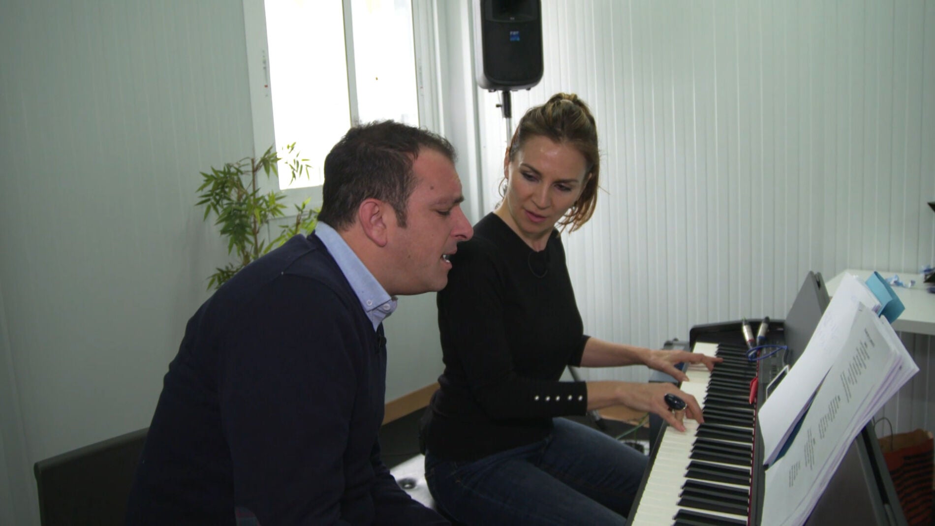 As&iacute; ensaya Javi Moya la canci&oacute;n que interpretar&aacute; junto a Manuel Carrasco, 'D&eacute;jame ser', en la Final de 'La Voz'