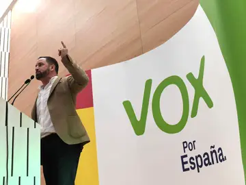 Vox pide "valentía" ante el "miedo" de los "Tezanos de izquierdas y derechas" Vox pide "valentía" ante el "miedo" de los "Tezanos de izquierdas y derechas"
