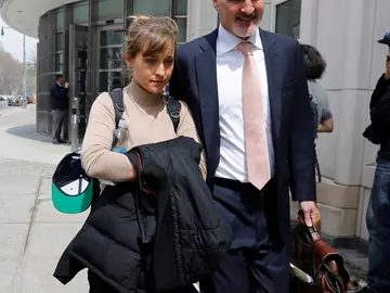 Allison Mack a su salida del juzgado Allison Mack a su salida del juzgado