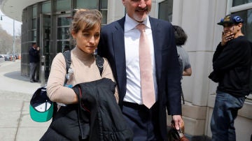 Allison Mack a su salida del juzgado