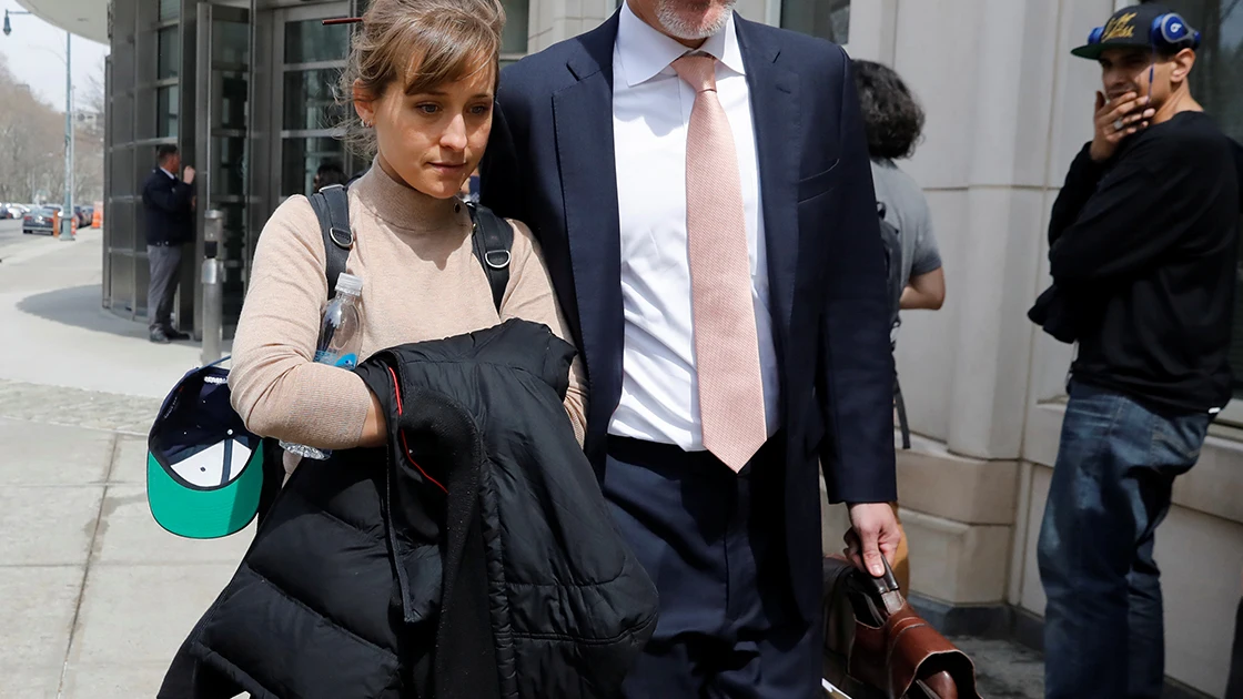 Allison Mack a su salida del juzgado