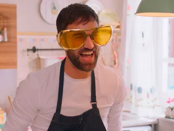 Iñaki imita a Karlos Arguiñano en ‘Pon un vasco en tu vida’, su nuevo programa de cocina online Iñaki imita a Karlos Arguiñano en ‘Pon un vasco en tu vida’, su nuevo programa de cocina online