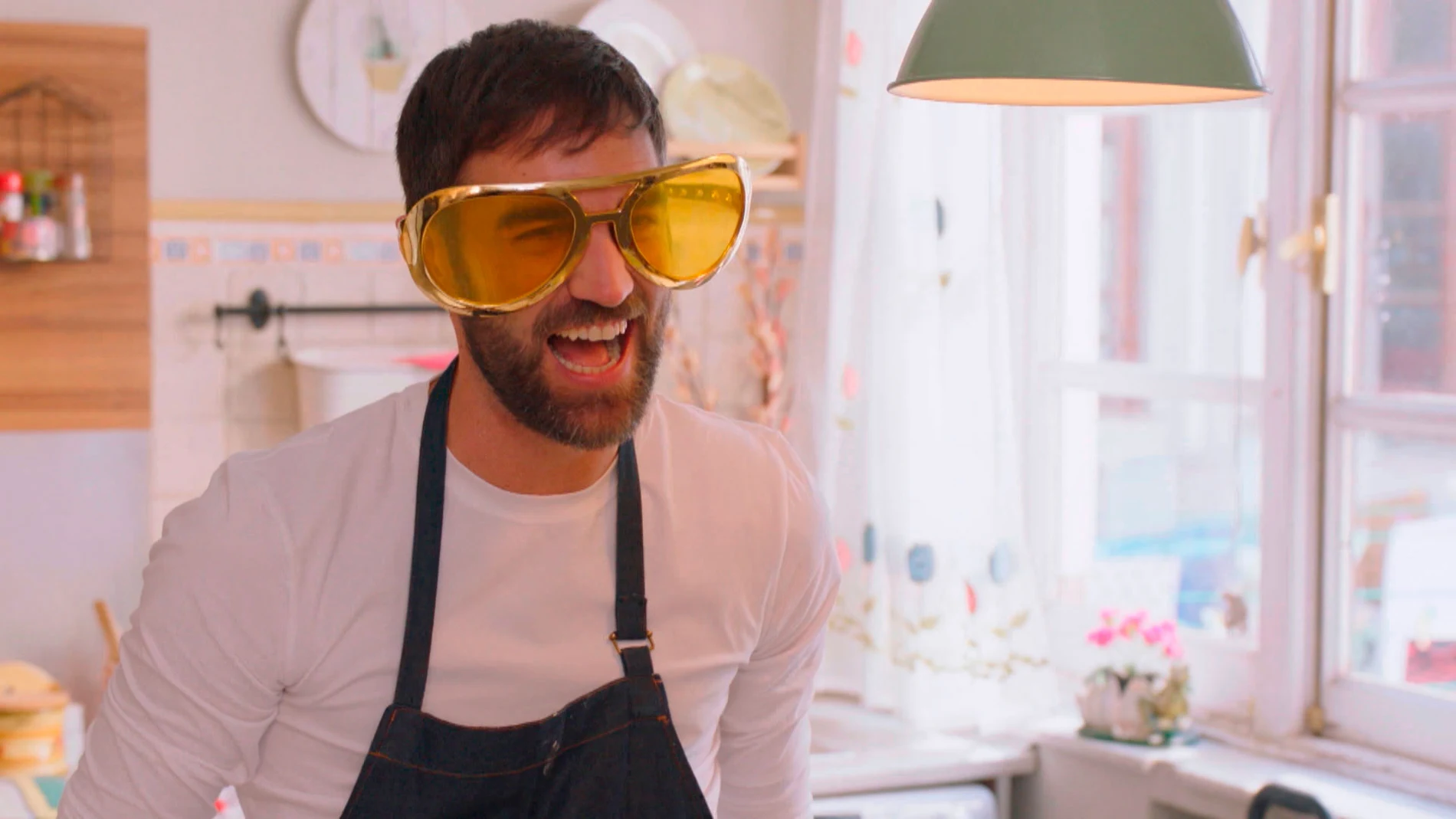 Iñaki imita a Karlos Arguiñano en ‘Pon un vasco en tu vida’, su nuevo programa de cocina online