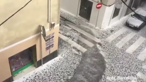Una intensa granizada cubre de blanco diferentes puntos de Cataluña Una intensa granizada cubre de blanco diferentes puntos de Cataluña
