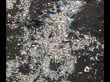 La Playa Grande de Tenerife amanece llena de plásticos cada día La Playa Grande de Tenerife amanece llena de plásticos cada día