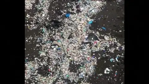 La Playa Grande de Tenerife amanece llena de plásticos cada día La Playa Grande de Tenerife amanece llena de plásticos cada día