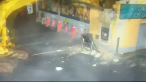 Roban un cajero autómatico con una pala excavadora Roban un cajero autómatico con una pala excavadora