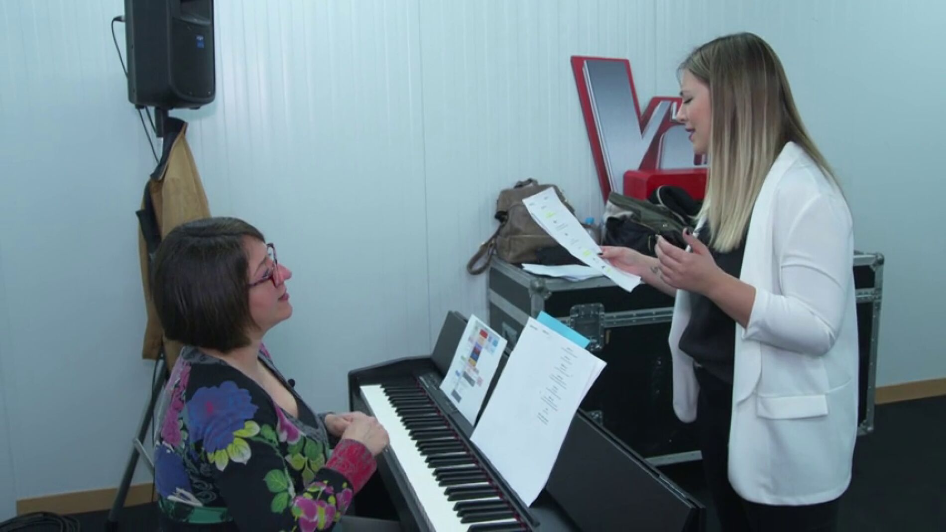 Mar&iacute;a Espinosa ensaya la canci&oacute;n que cantar&aacute; con David Bustamante, 'H&eacute;roes', en la Final de 'La Voz'